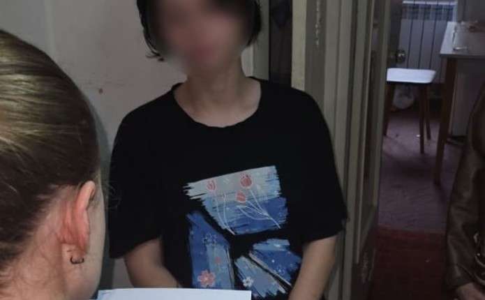 символічна сцена: пакунок, штамп і поліцейський значок на столі