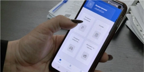 Смартфон із умовним екраном додатку для паркування поруч із монетами на столі