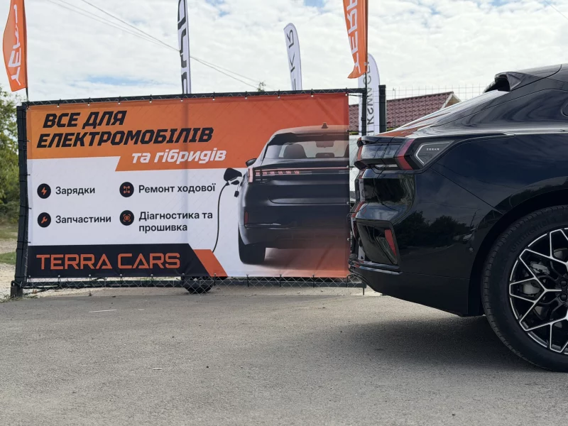 мінімалістична майстерня з зарядною станцією для електромобілів, діагностичним планшетом і запчастинами, без людей