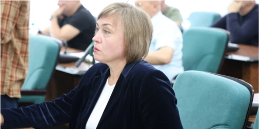 заява на звільнення на столі з ручкою і складеною мапою округу