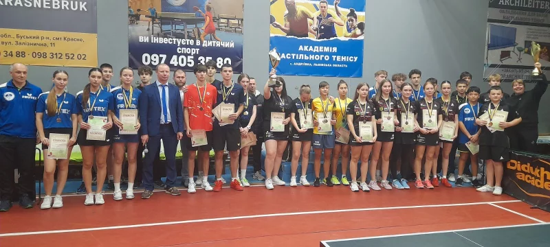 крупний план ракеток та медалей для настільного тенісу на дерев'яному столі